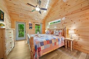 Ένα ή περισσότερα κρεβάτια σε δωμάτιο στο Makin Waves by American Patriot Getaways +46 φωτογραφίες