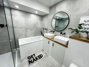 Ένα μπάνιο στο Spacious Single Room +32 φωτογραφίες
