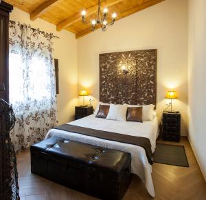 a bedroom with a large bed and a large window at El Capricho de Gonzalo in Cartavio