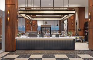 een lobby van een hotel met een man aan een balie bij Crowne Plaza Istanbul - West in Istanbul