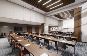 een grote conferentiezaal met tafels en stoelen bij Crowne Plaza Istanbul - West in Istanbul +24 foto's