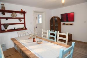 a dining room with a table and chairs at Casa Ivana Jurilovca in Jurilovca