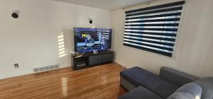 TV a/nebo společenská místnost v ubytování Chez Jeff