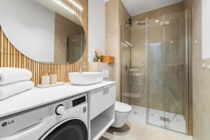 a bathroom with a washing machine and a shower at APARTAMENTY MIERZEJA - STEGNA PARK II, MEDIUM, 500 m od plaży, Bezpłatny Meleks in Stegna +101 photos
