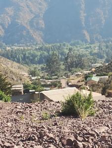 - une vue sur une ville depuis une colline rocheuse dans l'établissement El valle del elqui, pueblo el molle, à El Molle