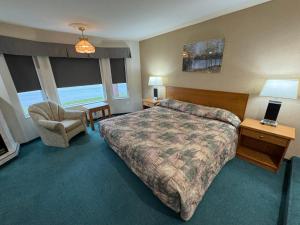 เตียงในห้องที่ Western Budget Motel #1 & 2 Whitecourt +39 ภาพ