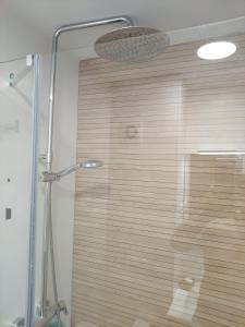 una ducha con puerta de cristal en un baño en Rincón del Mar, en Rincón de la Victoria