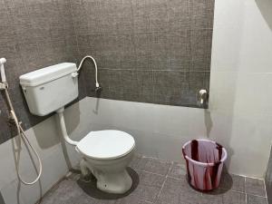 韦洛尔Golden stayz Inn的带马桶和垃圾桶的浴室