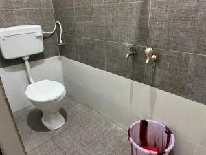 韦洛尔Golden stayz Inn的带马桶和垃圾桶的浴室