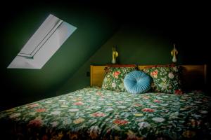 a bedroom with a bed with a green wall at NEW - Dicht bij de zee en Brugge in De Haan
