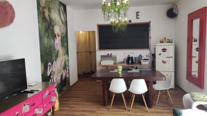 jadalnia ze stołem i lodówką w obiekcie Lorenzo Sea Loft Riccione apartment w mieście Riccione