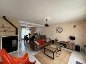 un soggiorno con un divano e una TV di Villa - 14 beds - Snooker - Jacuzzi - loft cinema - 800m Bugatti - 24h du Mans a Le Mans