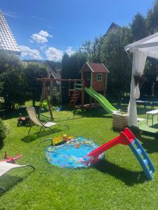 Zubrzyca GórnaにあるWolna chataの遊び場付きの裏庭