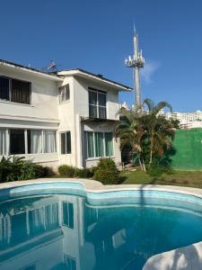 a swimming pool in front of a house at Casa del trébol in Acapulco