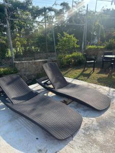 two wicker chairs sitting on a patio at Casa del trébol in Acapulco