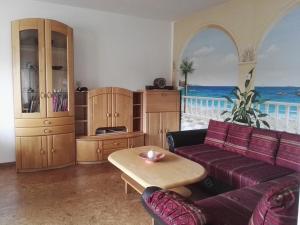 un salon avec un canapé et une table dans l'établissement uriges Ferienhaus in Weißenburg Einbauküche und Garten, à Weißenburg in Bayern 35 autres photos