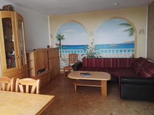 un salon avec un canapé et une table dans l'établissement uriges Ferienhaus in Weißenburg Einbauküche und Garten, à Weißenburg in Bayern