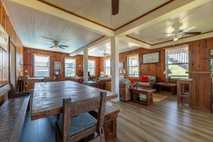 een eetkamer met een houten tafel in een kamer bij Crow's Nest K0380 in Nags Head