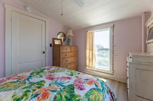 een slaapkamer met een bed en een raam bij Crow's Nest K0380 in Nags Head +67 foto's