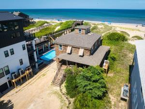 een luchtzicht op een huis en het strand bij Crow's Nest K0380 in Nags Head