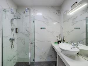 a white bathroom with a shower and a sink at Apartament Królewski w centrum Nad Łomnicą 15 in Karpacz +9 photos