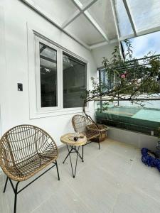 ダラットにあるTiên Hoa Sơn Villaのパティオ(椅子2脚、テーブル、窓付) +229枚の写真