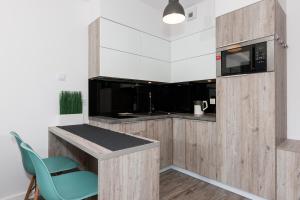 Kuchyňa alebo kuchynka v ubytovaní Apartament Szczęśliwa Dziewiątka