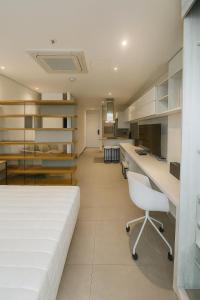 a bedroom with a bed and a desk and a chair at Distrito 90 luxury suites in Barranquilla +12 photos