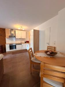 ロイタッシュにあるApartment Nalaのテーブルと椅子のあるキッチンとダイニングルーム +9枚の写真