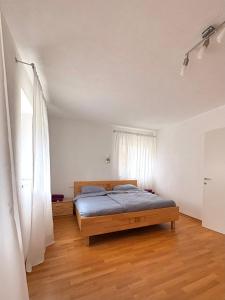 ロイタッシュにあるApartment Nalaの白い部屋にあるベッドのある寝室