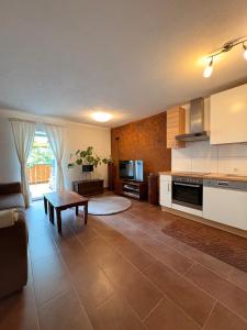 ロイタッシュにあるApartment Nalaのソファとテーブルのあるリビングルーム