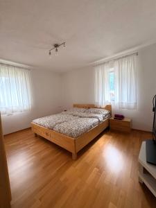 ロイタッシュにあるApartment Nalaのウッドフロアのベッドルーム1室(ベッド1台付)