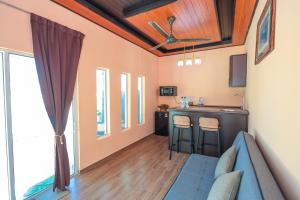 soggiorno con divano e bar di D' Village Cottage 2 - Private Pool Villa a Pantai Cenang