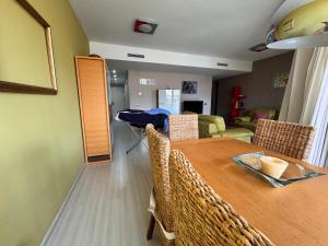 Un comedor y una sala de estar con mesa y sillas. en Gran apartamento con piscina en Denia, en Denia