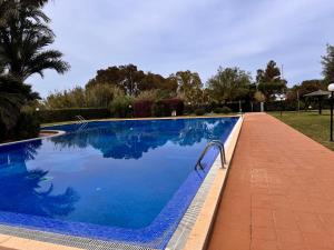 Una piscina con agua azul en un patio. en Gran apartamento con piscina en Denia, en Denia