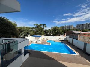 a swimming pool on the roof of a building at Apartamento Ricaurte hermosa vista in Ricaurte