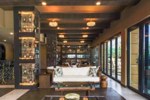 Una habitación con un sofá blanco y algunas ventanas. en Barley House, en Fort Lauderdale