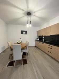a dining room with a table and a kitchen at Vila Icom in Moisei