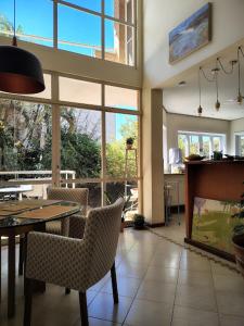 a dining room with a fireplace and a table and chairs at Casa em Condominio Central in Campinas