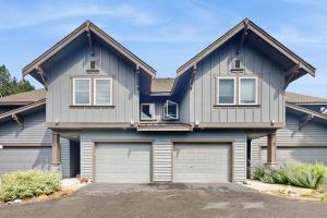 ein Haus mit zwei Garagentoren davor in der Unterkunft Ridgeview Retreat in Ronald