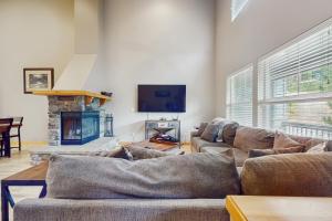 ein Wohnzimmer mit zwei Sofas und einem Fernseher in der Unterkunft Ridgeview Retreat in Ronald