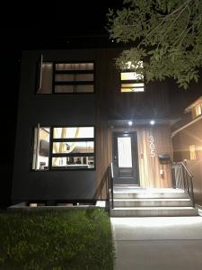 una puerta delantera de una casa por la noche en Modern 3BR Home by RUH & U of S, en Saskatoon 20 fotos más