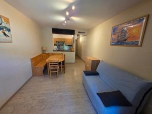Una sala de estar con una cama y un comedor. en Le Sappey 31, en Les Deux Alpes 9 fotos más