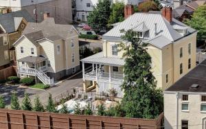 シャーロッツヴィルにあるThe 200 South St - King Rm 7の住宅付近の空中風景