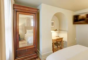 En eller flere senge i et værelse på The 200 South St | Queen Rm 4 + 23 billeder