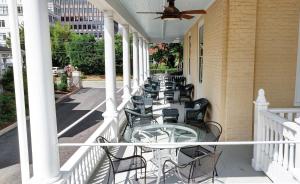 Galeriebild der Unterkunft The 200 South St - King Rm 17 in Charlottesville