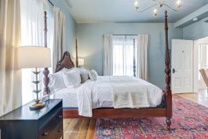 ein Schlafzimmer mit einem Bett und eine Kommode mit einer Lampe in der Unterkunft The 200 South St | King Ste 9 in Charlottesville + 29 Fotos