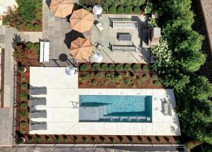 einen Blick über den Pool und die Sonnenschirme in der Unterkunft The 200 South St | King Ste 9 in Charlottesville
