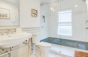 ein Badezimmer mit Toilette, Waschbecken und Dusche in der Unterkunft The 200 South St | King Ste 24 in Charlottesville + 25 Fotos