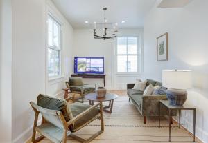 ein Wohnzimmer mit Couch und Stühlen in der Unterkunft The 200 South St | King Ste 24 in Charlottesville